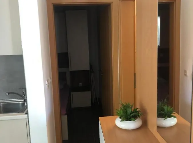 Modern In A Quit Neighbourhood Apartman *